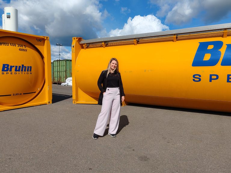 Cargo Handling Groupin myynti- ja markkinointipäällikkö Mira Mattila Kouvolan terminaalilla.